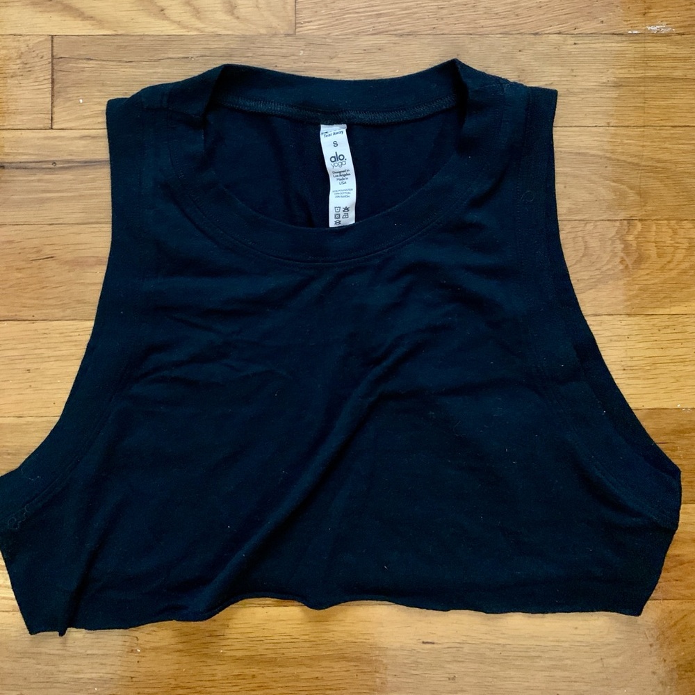 AVAILABLE IN JUNE ALO Yoga Black Sleeveless Crop Top